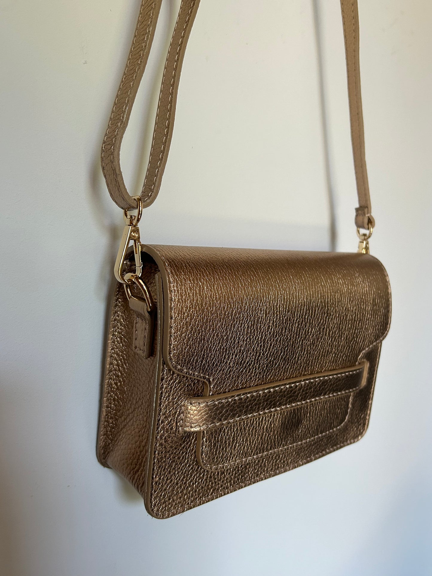 Donkergouden metallic tas