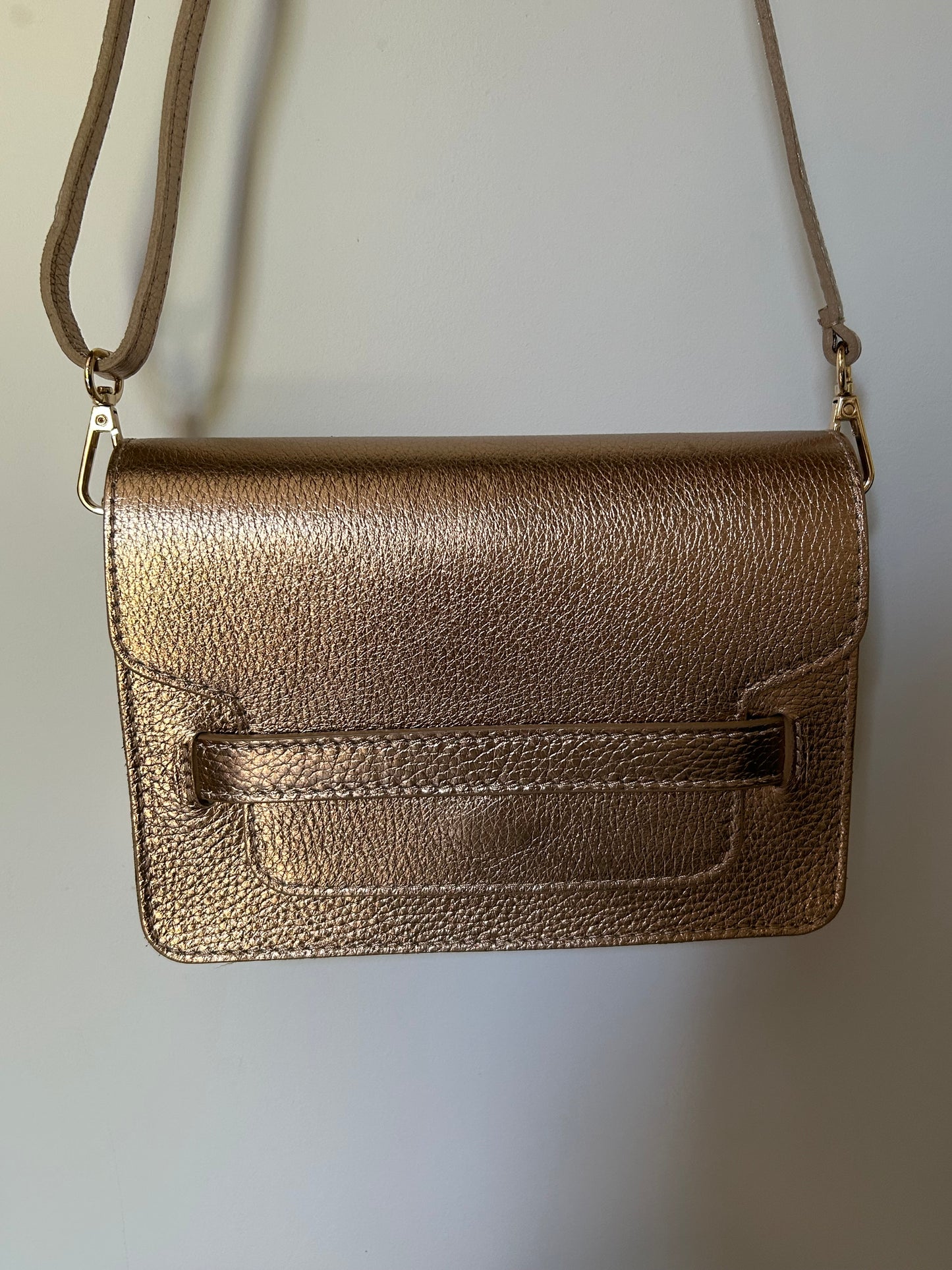 Donkergouden metallic tas