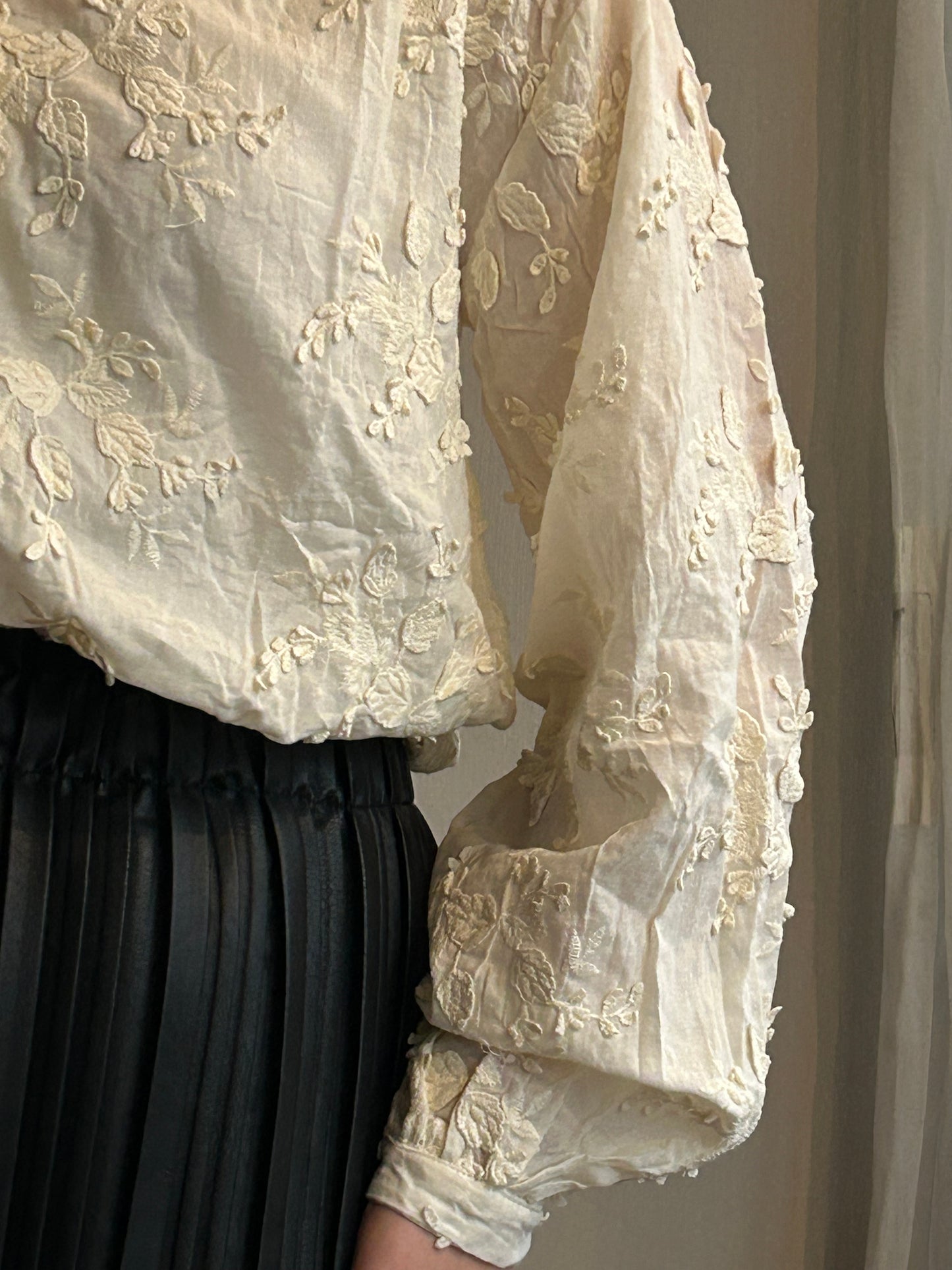 Beige geborduurde blouse