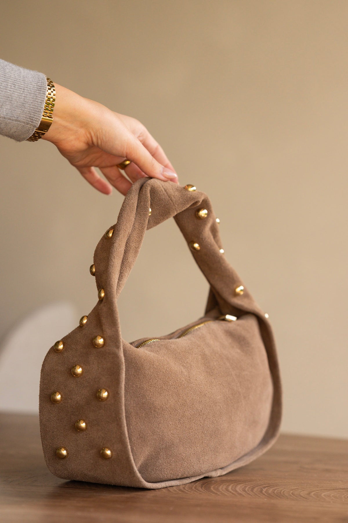 Taupe tasje studs