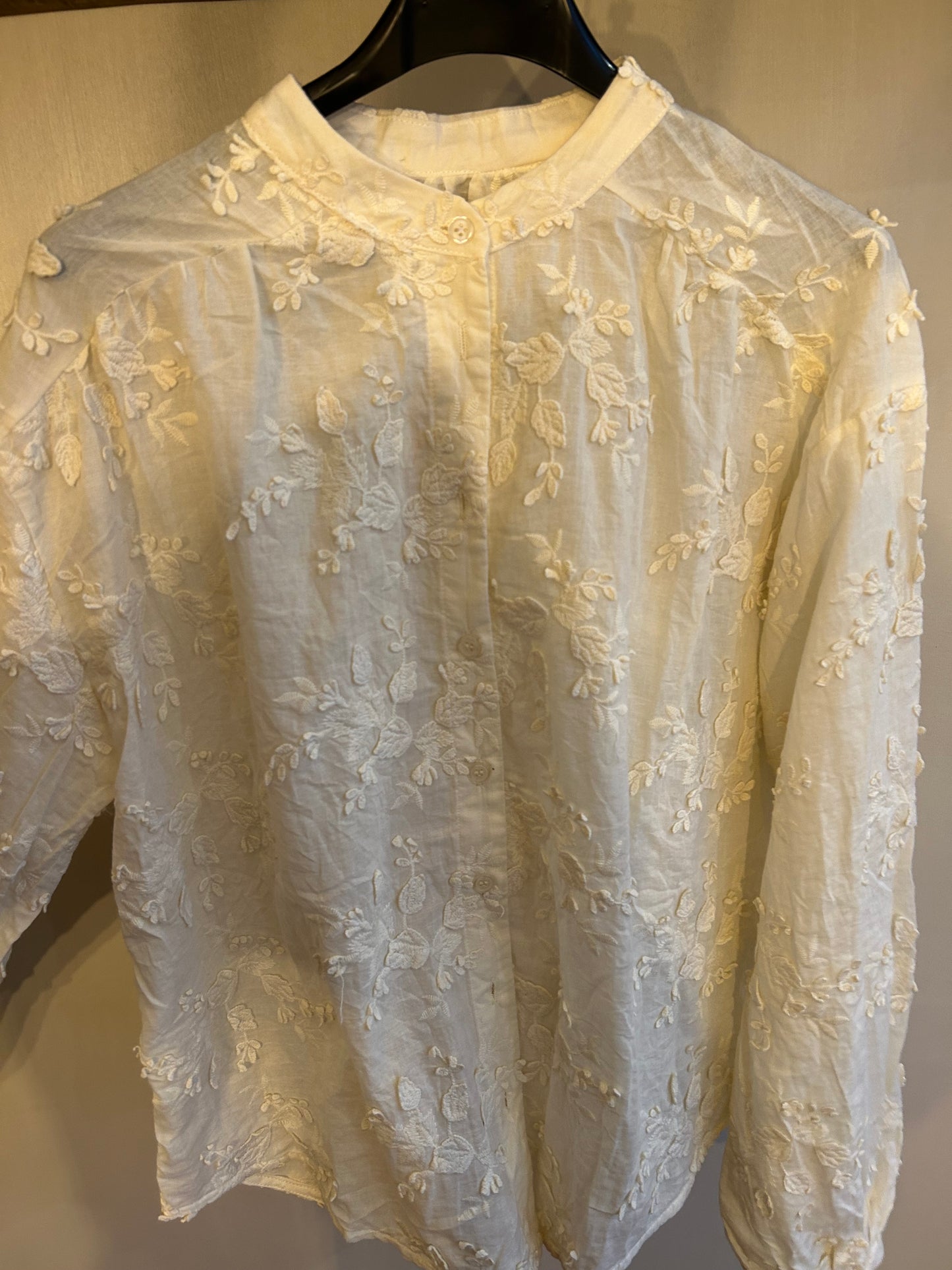 Beige geborduurde blouse